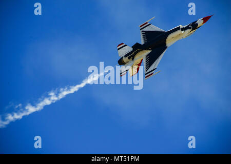 L'escadron Thunderbirds de démonstration aérienne de l'US Air Force est l'équipe officielle de démonstration aérienne de l'US Air Force, pilotant des avions F-16 Fighting Falcon. Le 30 juillet 2017, un avion Thunderbird a joué en formation lors du SkyFest 2017 à Fairchild Air Force base, Washington. L'image d'archives documente le vol de formation de précision pendant le spectacle aérien de base. Banque D'Images