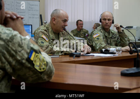 Le colonel David Jordan et commande le Sgt. Major Christopher Miller, l'équipe de commandement multinational interarmées pour l'Group-Ukraine et la 45e Infantry Brigade Combat Team, parler à des officiers ukrainiens sur l'importance que le développement de la relation de commandement et la construction d'une forte sous-officiers au cours d'un séminaire à l'Université de la Défense nationale de l'Ukraine, un établissement soutenu par l'École de l'OTAN d'Oberammergau, à Kiev, Ukraine le 5 juillet. La 45e est déployée à l'Ukraine dans le cadre de l'JMTG-U, une coalition internationale qui se consacre à la construction de professionnalisme de l'armée ukrainienne. Strengthenin Banque D'Images