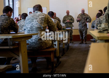 Le colonel David Jordan et commande le Sgt. Major Christopher Miller, l'équipe de commandement multinational interarmées pour l'Group-Ukraine et la 45e Infantry Brigade Combat Team, parler à l'Ukrainien sergents étudie à la 197th militaires au Centre d'instruction des officiers de Desna, l'Ukraine le 6 juillet. La 45e est déployée à l'Ukraine dans le cadre de l'JMTG-U, une coalition internationale qui se consacre à la construction de professionnalisme de l'armée ukrainienne. Le renforcement de l'armée ukrainienne de sous-officiers est un objectif principal de la mission U-JMTG. (Photo de 1er lieutenant Kayla Christopher, 45th Infantry Brigade Combat Team) Banque D'Images