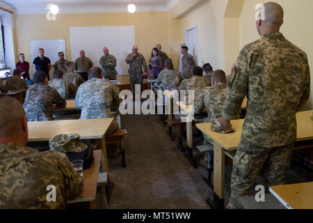 Le colonel David Jordan et commande le Sgt. Major Christopher Miller, l'équipe de commandement multinational interarmées pour l'Group-Ukraine et la 45e Infantry Brigade Combat Team, répondre aux questions de l'Ukrainien sergents étudie à la 197th militaires au Centre d'instruction des officiers de Desna, l'Ukraine le 6 juillet. La 45e est déployée à l'Ukraine dans le cadre de l'JMTG-U, une coalition internationale qui se consacre à la construction de professionnalisme de l'armée ukrainienne. Le renforcement de l'armée ukrainienne de sous-officiers est un objectif principal de la mission U-JMTG. (Photo de 1er lieutenant Kayla Christopher, 45e Brigade d'infanterie, Comb Banque D'Images