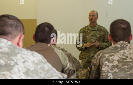 Le Sgt commande. Major Christopher Miller, l'enrôle conseiller pour la formation interarmées multinationale et Group-Ukraine la 45e Infantry Brigade Combat Team, parle aux sergents ukrainien étudie à la 197th militaires au Centre d'instruction des officiers de Desna, l'Ukraine le 6 juillet. La 45e est déployée à l'Ukraine dans le cadre de l'JMTG-U, une coalition internationale qui se consacre à la construction de professionnalisme de l'armée ukrainienne. Le renforcement de l'armée ukrainienne de sous-officiers est un objectif principal de la mission U-JMTG. (Photo de 1er lieutenant Kayla Christopher, 45th Infantry Brigade Combat Team) Banque D'Images