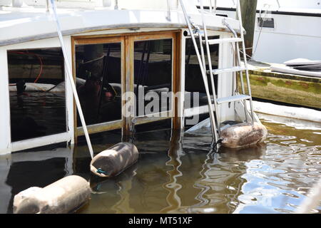 Un bateau coule au fond de la marina amarrée le 19 juillet 2017, sur la base aérienne de Keesler, mademoiselle plusieurs organismes, y compris les membres des loisirs de plein air de Keesler, la Garde côtière Secteur Mobile Incident Management Division, Mobile, AL. et Tow-Boat Biloxi Aux États-Unis, se sont réunis pour s'assurer que les lignes directrices et procédures de sécurité ont été suivies avant la récupération de la voile. (U.S. Air Force photo par Kemberly Groue) Banque D'Images