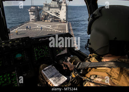 Un projet pilote avec le 8e Escadron d'opérations spéciales un CV-22 Osprey manœuvres des aéronefs à rotors basculants sur le quai de débarquement amphibie USS Oak Hill (LSD 51) lors d'un vol de qualification d'appontage sur la côte de Virginie, le 25 juillet 2017. La 8e SOS effectue des débarquements de pont de quatre à six fois par année pour s'assurer que les équipages sont qualifiés, et l'actuel prêt à mener des opérations mondiales en tout temps, en tout lieu. (U.S. Air Force photo par un membre de la 1re classe Joseph Pick) Banque D'Images