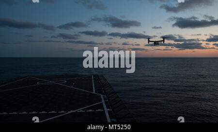 Des équipages d'avec le 8e Escadron d'opérations spéciales d'appontage des qualifications sur le pont de vol landing ship dock amphibie USS Oak Hill (LSD 51) Le 26 juillet 2017. La 8e SOS effectue des débarquements de pont de quatre à six fois par année pour s'assurer que les équipages sont qualifiés, et l'actuel prêt à mener des opérations mondiales en tout temps, en tout lieu. (U.S. Air Force photo par un membre de la 1re classe Joseph Pick) Banque D'Images