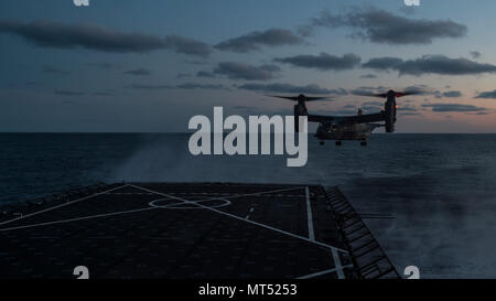 Un CV-22 Osprey avion à rotors basculants avec le 8e Escadron d'opérations spéciales s'approche du quai de débarquement amphibie USS Oak Hill (LSD 51) lors des qualifications d'appontage au large de la côte de la Virginie, le 26 juillet 2017. La 8e SOS effectue des débarquements de pont de quatre à six fois par année pour s'assurer que les équipages sont qualifiés, et l'actuel prêt à mener des opérations mondiales en tout temps, en tout lieu. (U.S. Air Force photo par un membre de la 1re classe Joseph Pick) Banque D'Images