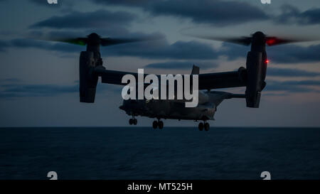 Un CV-22 Osprey avion à rotors basculants avec le 8e Escadron d'opérations spéciales s'approche du quai de débarquement amphibie USS Oak Hill (LSD 51) lors des qualifications d'appontage au large de la côte de la Virginie, le 26 juillet 2017. La 8e SOS effectue des débarquements de pont de quatre à six fois par année pour s'assurer que les équipages sont qualifiés, et l'actuel prêt à mener des opérations mondiales en tout temps, en tout lieu. (U.S. Air Force photo par un membre de la 1re classe Joseph Pick) Banque D'Images