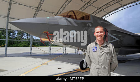 Embarquement à 0001 mardi 29 mai le caporal Ads, ingénieur mécanique de la RAF, se trouve à côté d'une variante F35 B de la RAF à la base aérienne Beaufort US Marines, à Beaufort Savannah, aux États-Unis. Banque D'Images