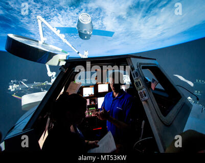 L'astronaute de la NASA Le Colonel Tyler 'Nick' Haye prépare l'exécution de rencontre et la formation sur le bras robotique dans le simulateur d'ingénierie des systèmes, appelée 'La Coupole', le Centre spatial Johnson à Houston, au Texas, en avril 26, 2017. (U.S. Air Force photo par J.M. Eddins Jr.) Banque D'Images