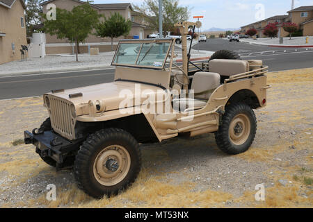 Sans doute le plus connu et pièce d'équipement militaire de la Seconde Guerre mondiale et au-delà, la jeep a été fabriqué à la fois par l'Willys-Overland Motor Company et la Ford Motor Company, qui est le modèle montrent ici. Le lieutenant-colonel Timothy Silkowski, directeur de la Division du soutien de la flotte à bord de l'annexe de Yermo Marine Corps Base Barstow, Californie, restauré la Jeep d'une carcasse rouillée trouvés dans le désert pour une fonctionnalité complète. Banque D'Images