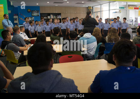 Le Brisbane Grammar School Student chœur chante pour la 31e unité expéditionnaire de Marines Marines et marins au cours d'une visite à l'école de Brisbane, Queensland, Australie, le 31 juillet 2017. Les Marines et les marins ont visité l'école lors d'une récente visite du port à Brisbane à parler aux étudiants au sujet de la culture américaine et de la vie dans l'armée. Visites portuaires sont un temps pour les Marines et les marins à se détendre pendant le MEU's de service déploiement dans l'ensemble du Indo-Asia-région du Pacifique. (Official U.S. Marine Corps photo de Breanna L. Weisenberger/libérés) Banque D'Images