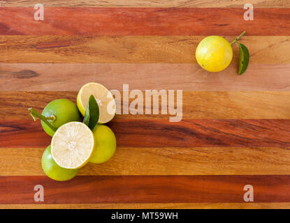 Key Lime lime mexicaine ou sur table en bois, l'un des ingrédient principal nourriture thaïe traditionnelle et horizontale. Banque D'Images