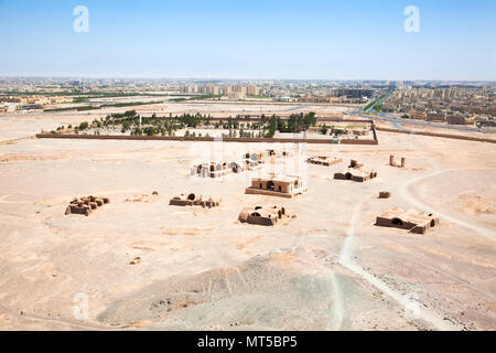 Ruines du village zoroastrien près de les tours du silence de Yazd. L'Iran. Banque D'Images