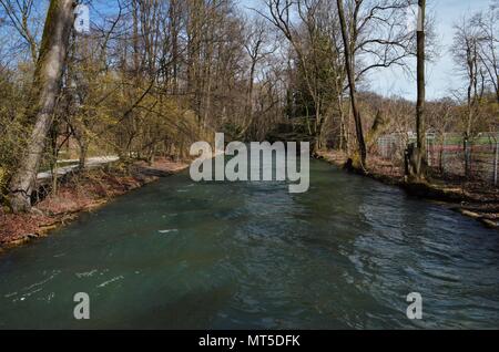 Bleu large rivière qui coule dans un parc au printemps à Munich en Allemagne Banque D'Images