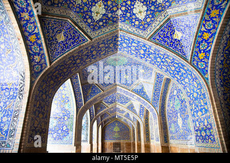 Arcs et piliers orientaux carrelage sur Jame Abbasi mosquée, Esfahan, Iran Banque D'Images