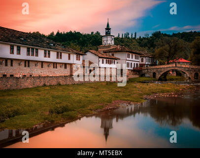 Belle vue sur la tour de l'horloge et de la vieille ville dans le domaine de l'architecture complexe traditionnel à Tryavna, Bulgarie Banque D'Images