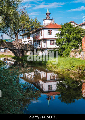 Belle vue sur la tour de l'horloge et de la vieille ville dans le domaine de l'architecture complexe traditionnel à Tryavna, Bulgarie Banque D'Images