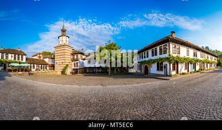 Belle vue sur la tour de l'horloge et de la vieille ville dans le domaine de l'architecture complexe traditionnel à Tryavna, Bulgarie Banque D'Images