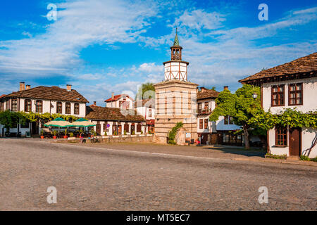 Belle vue sur la tour de l'horloge et de la vieille ville dans le domaine de l'architecture complexe traditionnel à Tryavna, Bulgarie Banque D'Images