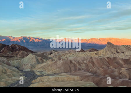 Lever du soleil à l'dans Zabriskie Point Death Valley National Park, California, United States. Banque D'Images