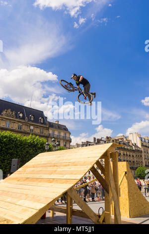 PARIS, FRANCE - 27 mai 2018 : jeune homme sur le bmx faisant des tours, au cours d'une démonstration de BMX Freestyle, dans le centre de Paris. Banque D'Images