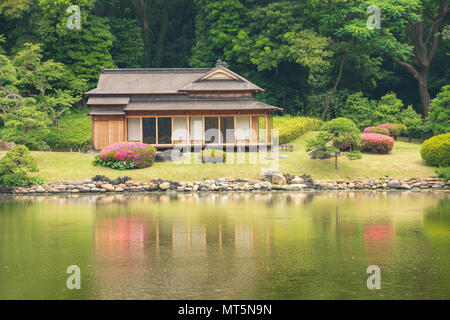 Jardins Hamarikyu à Tokyo sont un endroit populaire pour les touristes et les habitants. Ce parc a des étangs, des ponts et d'une maison de thé japonaise dans son parc. Banque D'Images