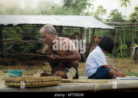 Old man and girl sur bambou portée avec la vie rurale. Banque D'Images