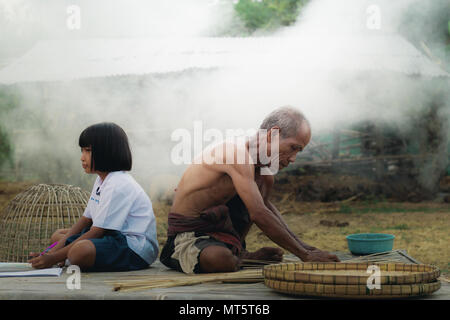 Vieil homme et fille avec la vie rurale en Thaïlande. Banque D'Images