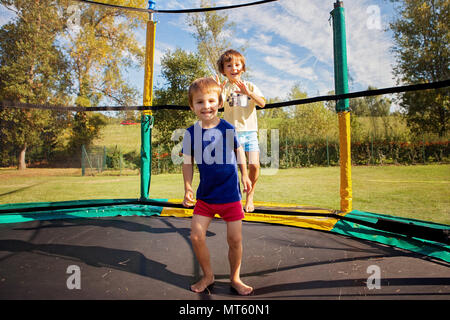 Deux sweet kids, frères, de sauter sur un trampoline, Summertime, plaisir. Les enfants actifs Banque D'Images