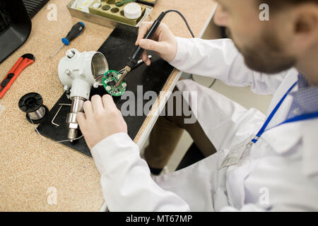 Techniques de soudage occupé réparateur manomètre carte mère Banque D'Images