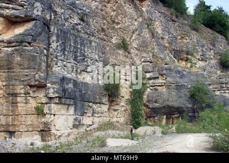 Carrière de Pierres abandonnée et un minuscule visiteur enjoying view Altmuehltal près de Solnhofen Allemagne Bavière Banque D'Images