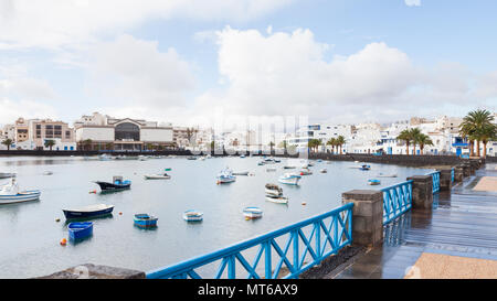 Bateaux de pêche dans la laguna "Charco de San Ginés' dans Arrecife. Arrecife est une ville portuaire espagnole sur l'île de Lanzarote. Banque D'Images