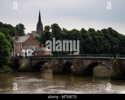 Vieux Pont sur la rivière Dee Dee, avec l'église paroissiale de Saint Mary dans l'arrière-plan, à Chester, England, UK. Banque D'Images