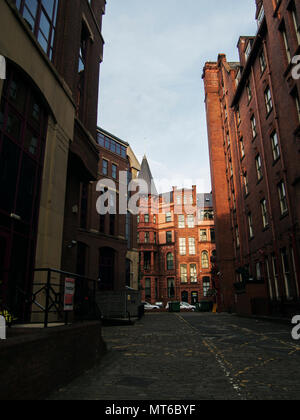 Grands bâtiments de brique dans une petite route entre st et King St, à Leeds, Royaume-Uni. Banque D'Images