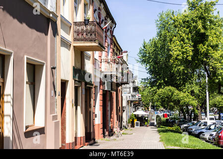 Vieilles maisons construites au xixe siècle. Murs de blocs de calcaire, recouvert de plâtre. La rue dans la zone de la vieille ville. Czestochowa, Pologne. Banque D'Images