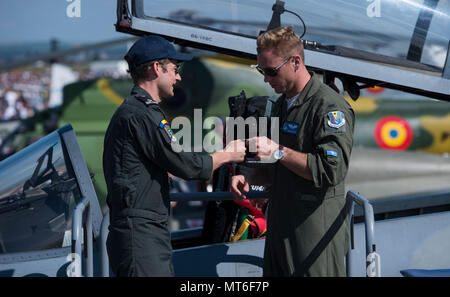 Un pilote de la force aérienne roumaine donne un patch de l'escadron d'une U.S. Air Force expéditionnaire 159e Escadron de chasse F-15 Eagle pilote pendant le spectacle aérien à Câmpia Turzii Cluj, Roumanie, 29 juillet 2017. Aviateurs du 159e sont temporairement affectés au Camp Turzii dans le cadre d'un package de sécurité théâtre, qui permet de rehausser la sécurité de l'Europe et renforcer le partenariat entre alliés de l'OTAN. (U.S. Photo de l'Armée de l'air par la Haute Airman Preston Cherry) Banque D'Images