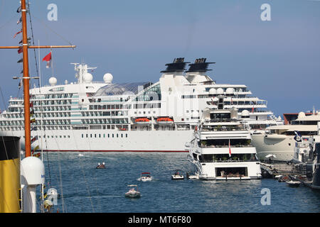 Monte-Carlo, Monaco - 24 mai 2018 : Vue arrière d'un superyacht de luxe dans le port de Monte-Carlo (Port Hercule), un paquebot de croisière dans l'arrière-plan. Princi Banque D'Images