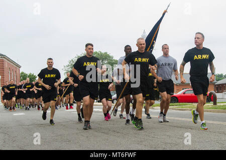 Le lieutenant-colonel Ryan J. Morgan, (centre), commandant du 4e Bataillon du Régiment d'infanterie US 3d (la vieille garde), les membres du service se joint à l'armée, les membres de la famille, des anciens combattants et des civils de la région de la Capitale nationale à l'Armée anniversaire courir le 16 juin 2017, sur une base commune Myer-Henderson Hall, Va. hébergé par le Sgt. Le major de l'Armée de Daniel A. Dailey et invité le président Robert M. Speer, secrétaire par intérim de l'armée, les trois milles l'esprit de corps exécuter a aidé les participants dans le domaine de célébrer le 242ème anniversaire de l'armée. Banque D'Images
