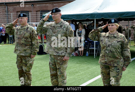 La partie chargée de l'salue (de gauche à droite) Le Colonel Steven T. Greiner, commandant sortant, de la santé publique en Europe, Brig. Le général Dennis P. LeMaster, général commandant, Commandement régional de la Santé de l'Europe, le Colonel Rebecca I. Porter, nouveau commandant, Commandement de la santé publique, l'Europe au cours de la cérémonie de passation de commandement, le 31 juillet 2017 à Landstuhl, en Allemagne. (U.S. Photo de l'armée par Visual Spécialiste de l'information Elisabeth Paque/libérés) Banque D'Images