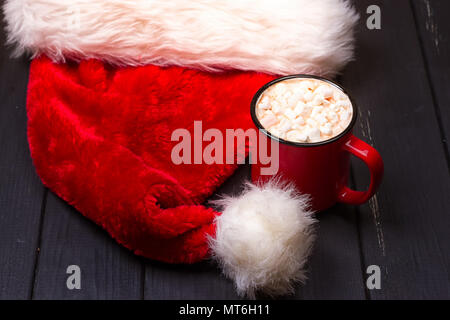 Chocolat chaud avec des guimauves et le cap santa sur tableau noir grunge Banque D'Images