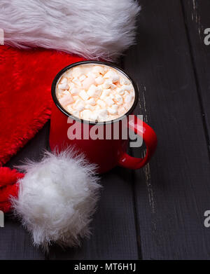 Chocolat chaud avec des guimauves et le cap santa sur tableau noir grunge Banque D'Images