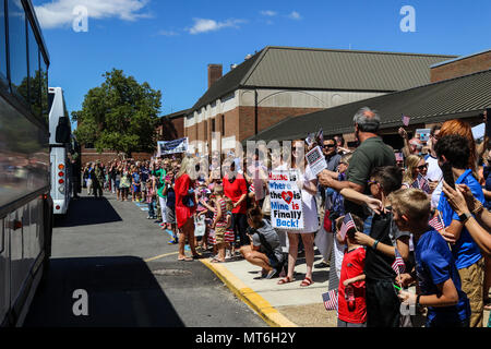 Les familles et les amis de l'Administration centrale, 37e Brigade d'infanterie de soldats de l'équipe de combat se réjouissent de leurs proches, le 29 juillet 2017, avant la cérémonie de l'unité Accueil Bienvenue à Columbus, Ohio. La 37e IBCT a été déployée au Kosovo pour l'opération Joint Guard-Kosovo (KFOR), une opération de paix des Nations Unies. (Photo de la Garde nationale de l'Ohio par le sergent. Michael Carden) Banque D'Images