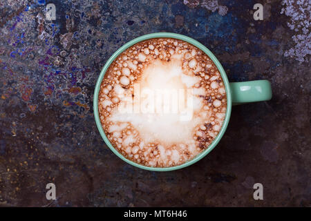 Chocolat chaud avec des guimauves sur tableau noir grunge Banque D'Images