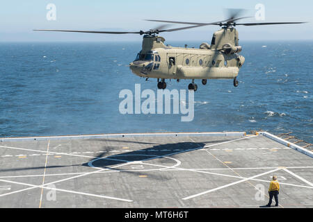 170727-N-GG858-057 OCÉAN PACIFIQUE (31 juillet 2017) Une Armée CH-47D Chinook terres d'hélicoptère sur le pont de San Antonio-classe de transport amphibie USS dock Anchorage (LPD 23) dans le cadre d'un appui de la défense aux autorités civiles (DSCA) événement. DSCA événements sont conçus pour fournir des biens de la défense aux autorités civiles en réponse aux demandes d'assistance pour les urgences nationales, l'appui de l'application de la loi, et d'autres activités domestiques, ou des entités admissibles pour des événements spéciaux. (U.S. Photo par marine Spécialiste de la communication de masse 2e classe Matthew Dickinson/libérés) Banque D'Images