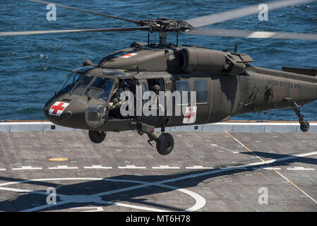 170731-N-GG858-128 OCÉAN PACIFIQUE (31 juillet 2017) Une Armée UH-60 Black Hawk atterrit sur le pont de San Antonio-classe de transport amphibie USS dock Anchorage (LPD 23) dans le cadre d'un appui de la défense aux autorités civiles (DSCA) événement. DSCA événements sont conçus pour fournir des biens de la défense aux autorités civiles en réponse aux demandes d'assistance pour les urgences nationales, l'appui de l'application de la loi, et d'autres activités domestiques, ou des entités admissibles pour des événements spéciaux. (U.S. Photo par marine Spécialiste de la communication de masse 2e classe Matthew Dickinson/libérés) Banque D'Images