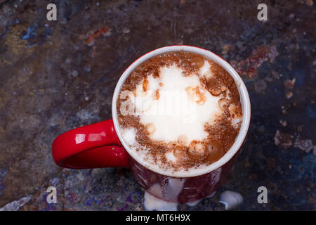 Chocolat chaud avec des guimauves sur tableau noir grunge Banque D'Images