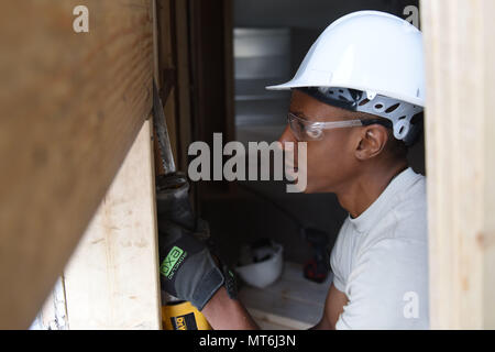 Airman Senior Rodney Montgomery, un chauffage ventilation et climatisation apprenti, mic 27 juillet 2017 bois, à un centre de formation à Fort Indiantown Gap, Pennylvania. Les membres du 126e Escadron de génie civil sont en visite dans la base pour transformer l'établissement de formation. Banque D'Images