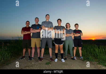 De gauche : aviateurs Christopher Velazquez, Justin Valentine, Jake Nixon, aviateurs, 1re classe Kayla Loftis, Hannah et allie Staffen a participé au sauvetage d'un homme d'une attaque de bison au cours d'un voyage de camping dans le Parc National Theodore Roosevelt Unité Nord, S. le 1 juillet 2017. Le groupe a évalué les blessures de l'homme et a appelé à l'aide, tout en les bisons s'accumulent dans la région. (Pas sur la photo : un membre de la 1re classe Logan Oldenburg) (U.S. Air Force photo/Senior Airman Apryl Hall) Banque D'Images