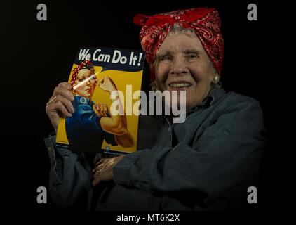 Margaret "Peggy" Wills, électricien B-24 pendant la Seconde Guerre mondiale, est titulaire d'une affiche de recrutement à Minot Air Force Base, le 9 février 2017. Wills était un Rosie Riveter le champ à Holman à Saint Paul, au Minnesota (É.-U. Air Force photo/Senior Airman Apryl Hall) Banque D'Images