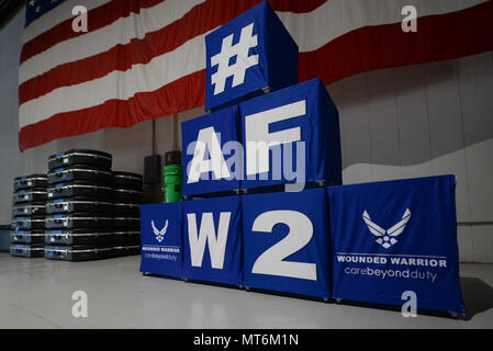 Une armée de l'air pour les soldats blessés se trouve à l'intérieur de l'affichage Offutt Field House à Offutt Air Force Base, Neb., lors d'un guerrier blessé de l'Armée de l'air et de l'événement de l'équipe des Jeux de guerrier camp de formation tenue à Offutt July 1-4. Le ministère de la défense militaire du programme sportif adapté améliore la récupération du guerrier en engageant des blessés, malades et blessés en service continu tous les jours, les activités d'adaptation, en raison de leurs intérêts et capacités. (U.S. Photo de l'Armée de l'air par Zachary Hada) Banque D'Images