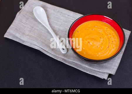 Soupe de carottes et de potiron à la crème et le persil sur fond de bois foncé Banque D'Images